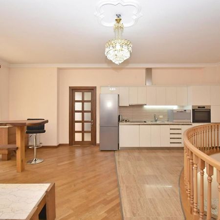 Homestay At City Center Erevan Esterno foto