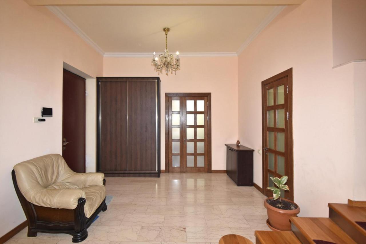 Homestay At City Center Erevan Esterno foto