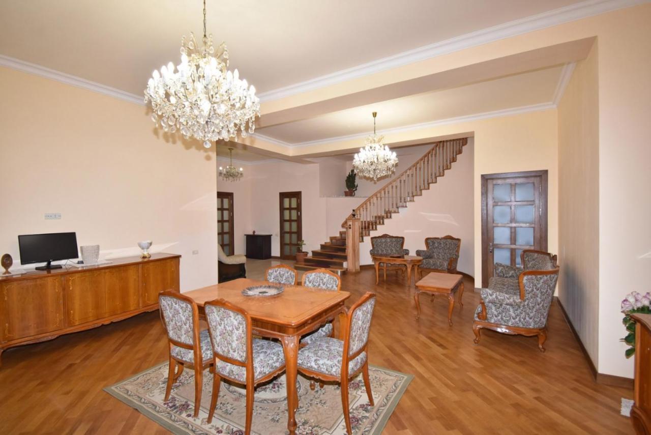Homestay At City Center Erevan Esterno foto