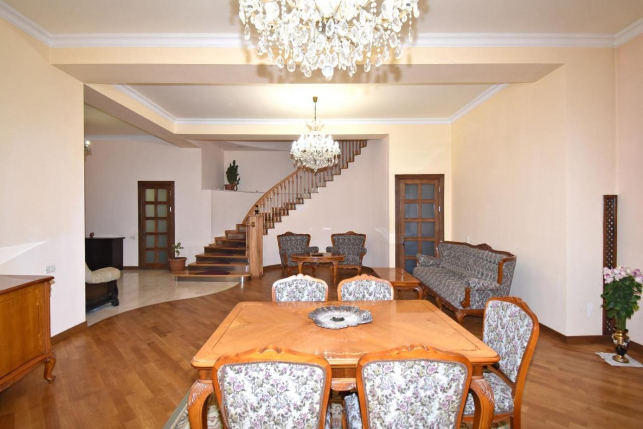 Homestay At City Center Erevan Esterno foto