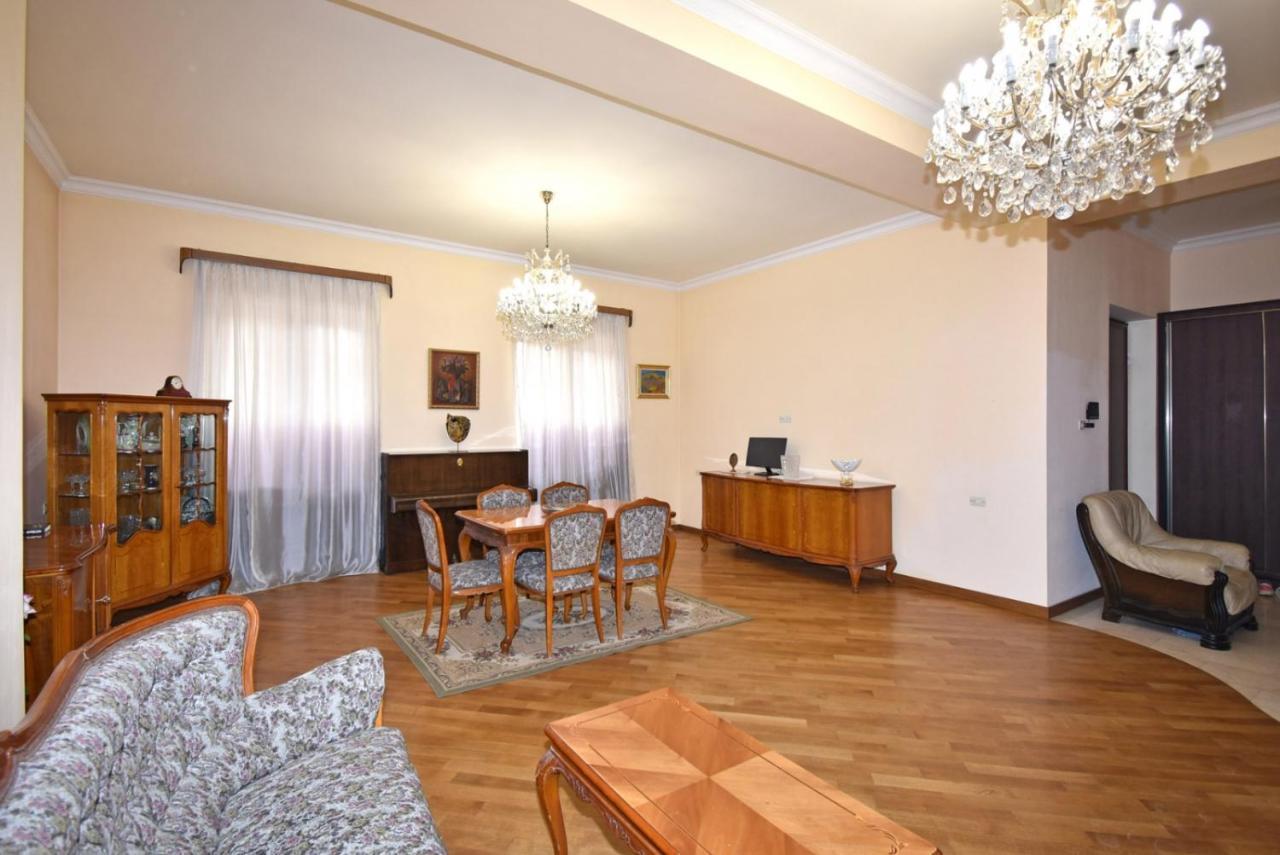 Homestay At City Center Erevan Esterno foto
