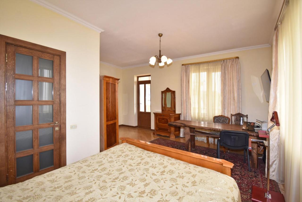 Homestay At City Center Erevan Esterno foto